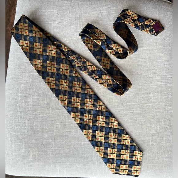 2/$25💙Vintage Claudio Valentino Man Silk Tie - Picture 1 of 4